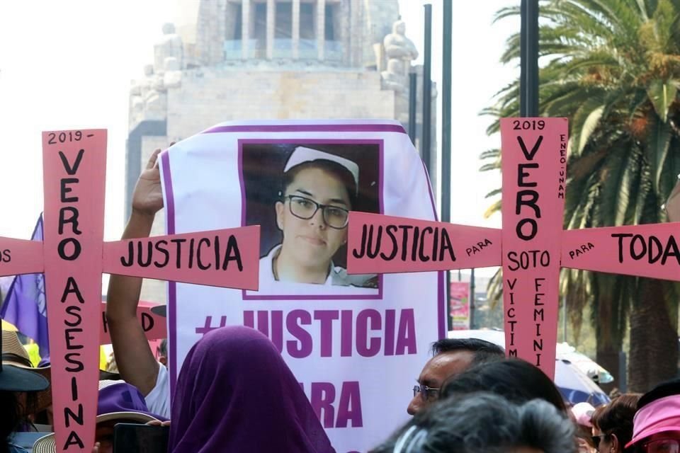 Verónica Soto, estudiante de enfermería de la UNAM, fue asesinada tras haber ido a una fiesta en noviembre de 2019 en Naucalpan y su cuerpo tirado en un baldío; su feminicidio sigue impune.