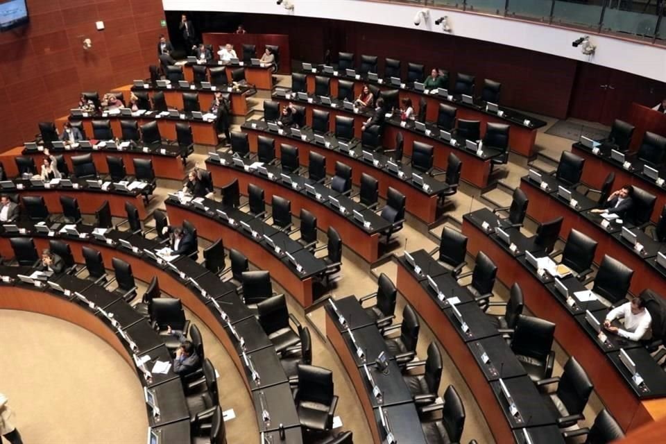 La Mesa Directiva comunicó al pleno un acuerdo adoptado en el seno de la Junta de Coordinación Política para que fuesen nombrados los legisladores que formarán parte de la Comisión Permanente.