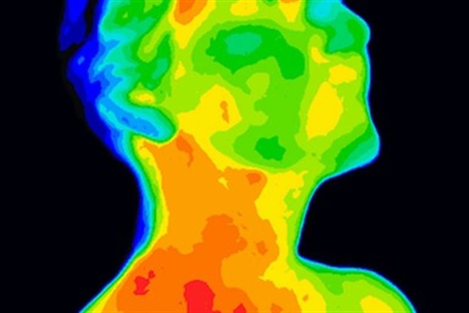 La cámara térmica detecta con mucha más precisión (de hasta 0.05 grados Celsius) la temperatura del paciente o de la persona que esté transitando en un área pública o corporativo.