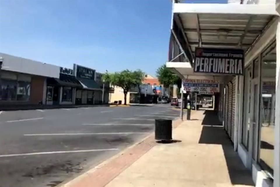 Las calles del Centro de McAllen lucen vacías tras las medidas de las autoridades.