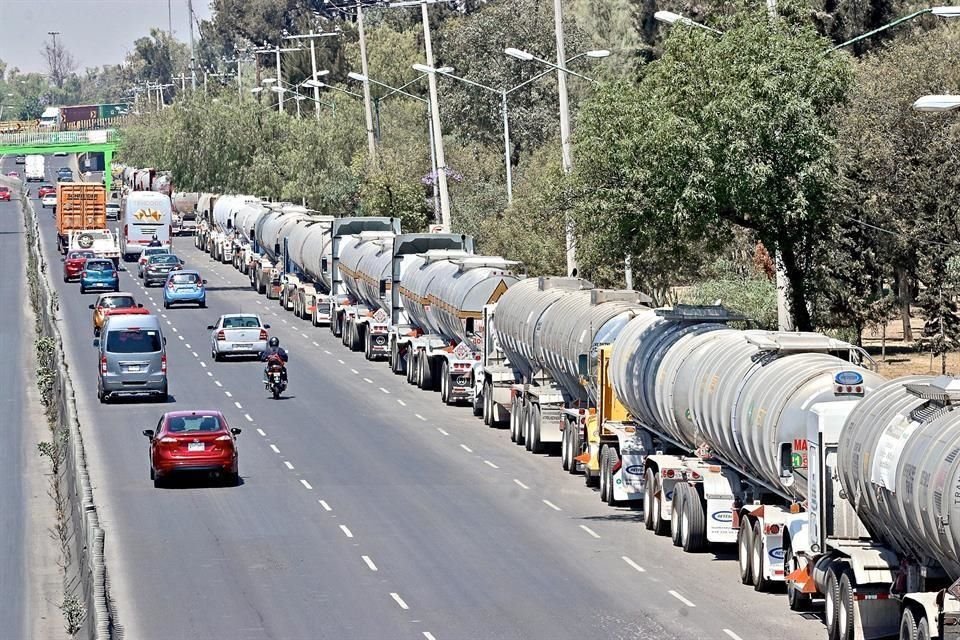 Al menos 50 pipas de doble remolque, de 34 mil litros cada uno, hacían fila ayer para descargar en ASA Combustibles, en las inmediaciones de la Terminal Aérea.