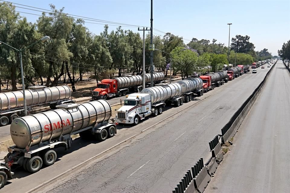Al menos 18 tractocamiones con turbosina están varados en las inmediaciones del AICM.