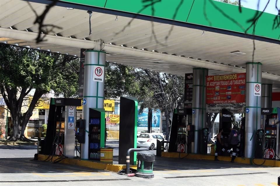 En la primera quincena de abril, la demanda de gasolina en México ha caído 60 por ciento.