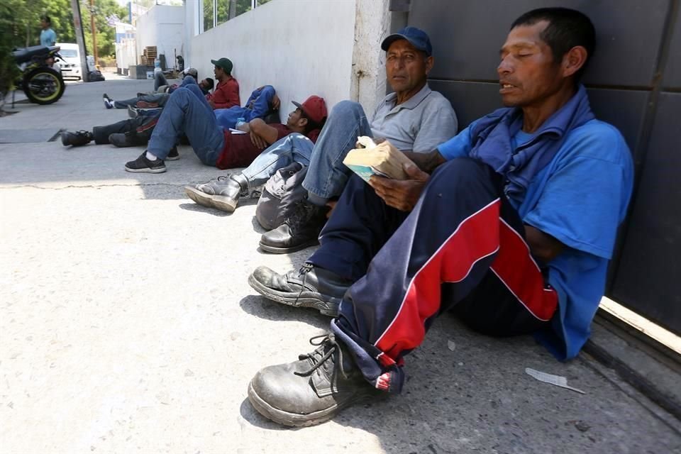 Francisco y Manuel Vázquez Arellano esperaban ayer la hora en que servirían la comida en el albergue.