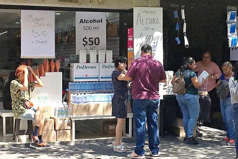 El negocio del gel antibacterial prolifera en el Centro de la Ciudad de México.