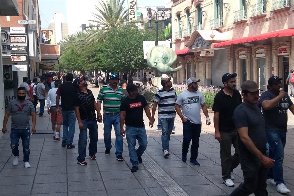 Durante todo el día, la Plaza Morelos lució llena de regios sin importar los exhortos de resguardarse en sus casas.
