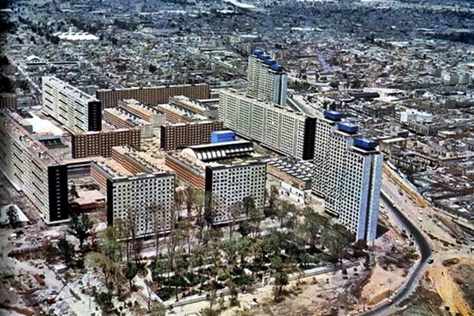 La construcción del Conjunto Urbano Presidente Adolfo López Mateos de Nonoalco Tlatelolco inició en 1960, con 11 mil 916 departamentos y 2 mil 323 cuartos de servicio en 102 edificios.