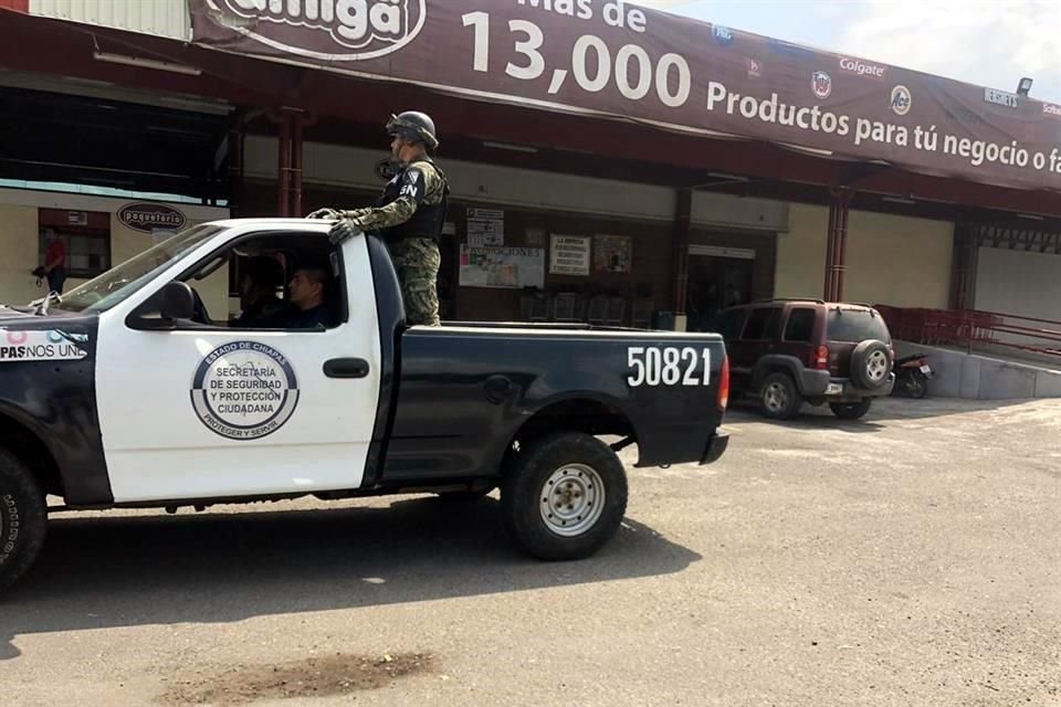 Corporaciones policíacas estatales y municipales, apoyados por elementos de la Guardia Nacional, resguardan distintos comercios de Chiapas ante amenazas de saqueos.