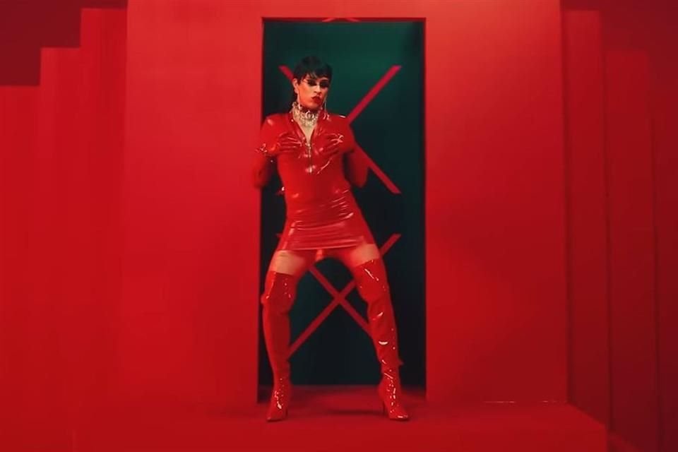 Bad Bunny caracterizado como mujer en el video de 'Yo Perreo Sola'.