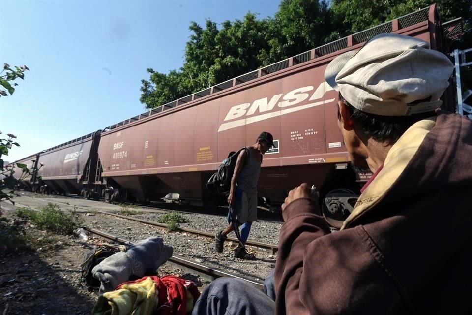 Aunque no pueden recibir a más migrantes, FM4 les proporciona alimentos, así como insumos de higiene y ropa.