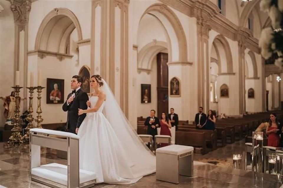 El Senador Samuel García y Mariana Rodríguez se casaron en la Catedral Metropolitana en una ceremonia privada ante pocos invitados.