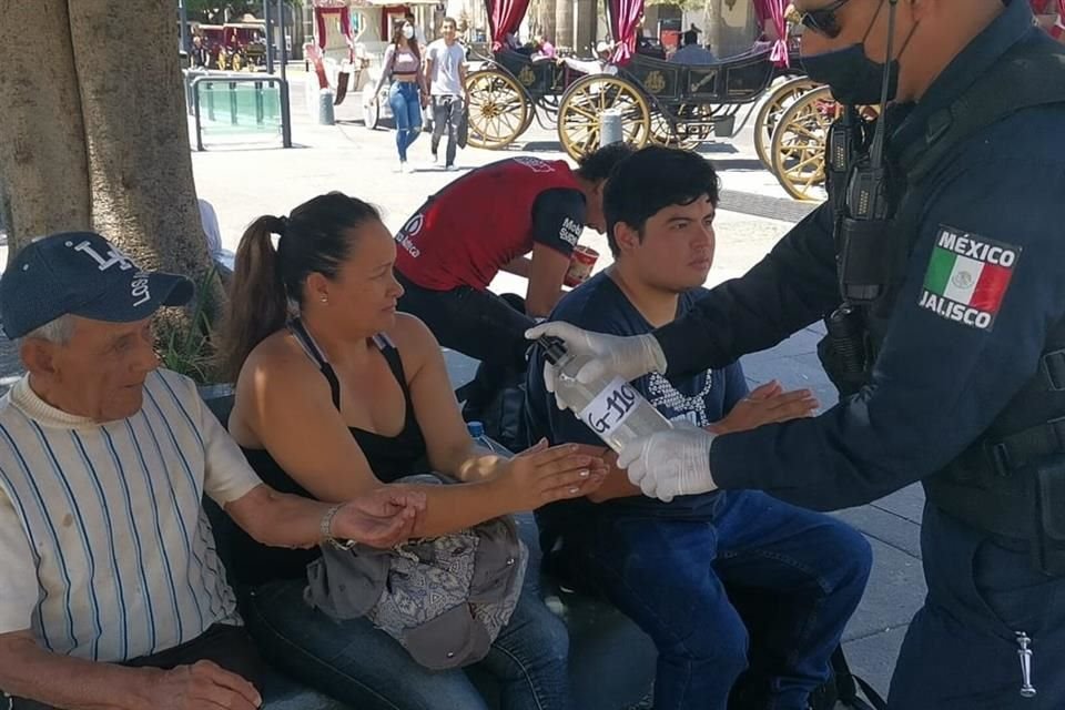 Patrullas de la Comisaría tapatía  y bomberos salieron a las calles para pedir a la gente que se quede en casa, por prevención del Covid-19, y aplicaron gel antibacterial a transeúntes.