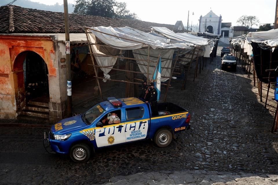 Policías patrullan las calles ondeando la bandera de Guatemala el sábado en el municipio de Chichicastenango, en Quiché.