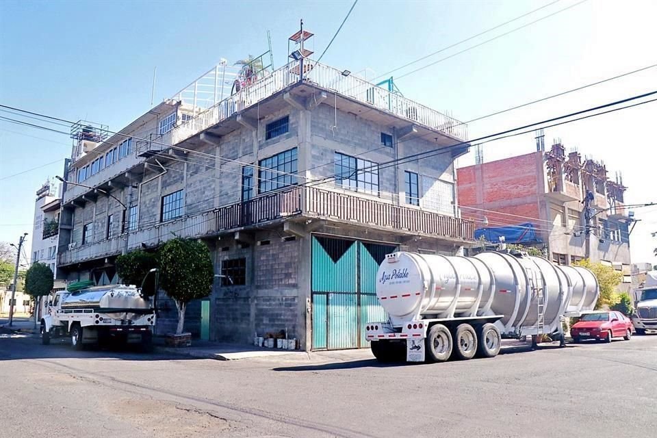 En la Calle Maclovio Herrera 97, cerca del AICM, Adolfo Trejo Castorena abastece sus pipas de agua, de acuerdo con denuncias de vecinos.