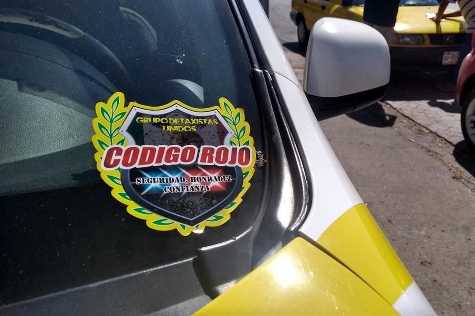 El grupo 'Código Rojo', un grupo de taxistas de la ZMG ha brindado 350 viajes gratuitos a personal de salud, desde el 30 de marzo.