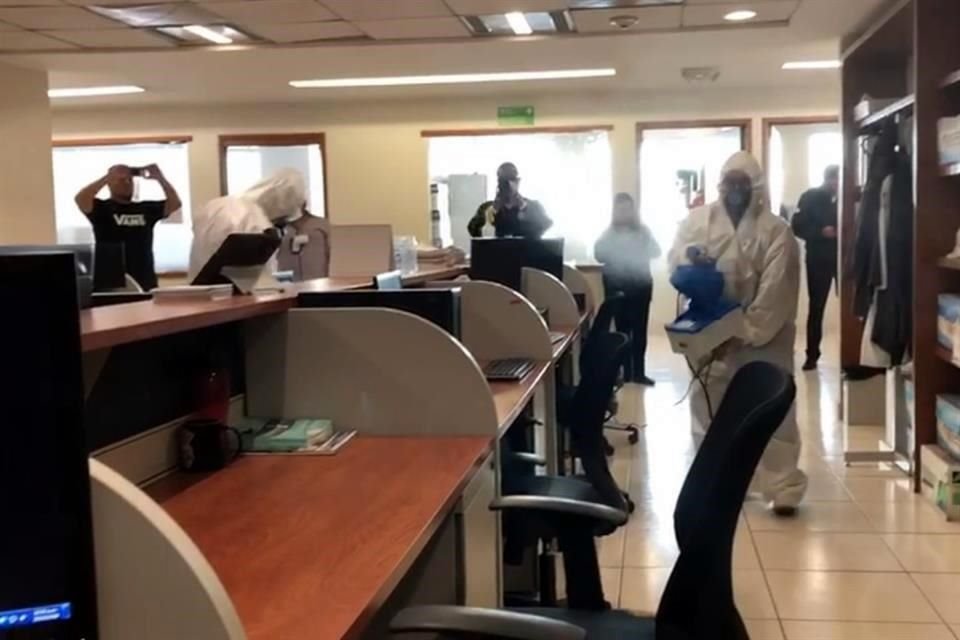 La FGR aplicó el Protocolo elaborado para esta contingencia sanitaria y llevó a cabo la sanitización con sustancias cloradas de pasillos, escaleras, baños, áreas comunes, escritorios y teclados.