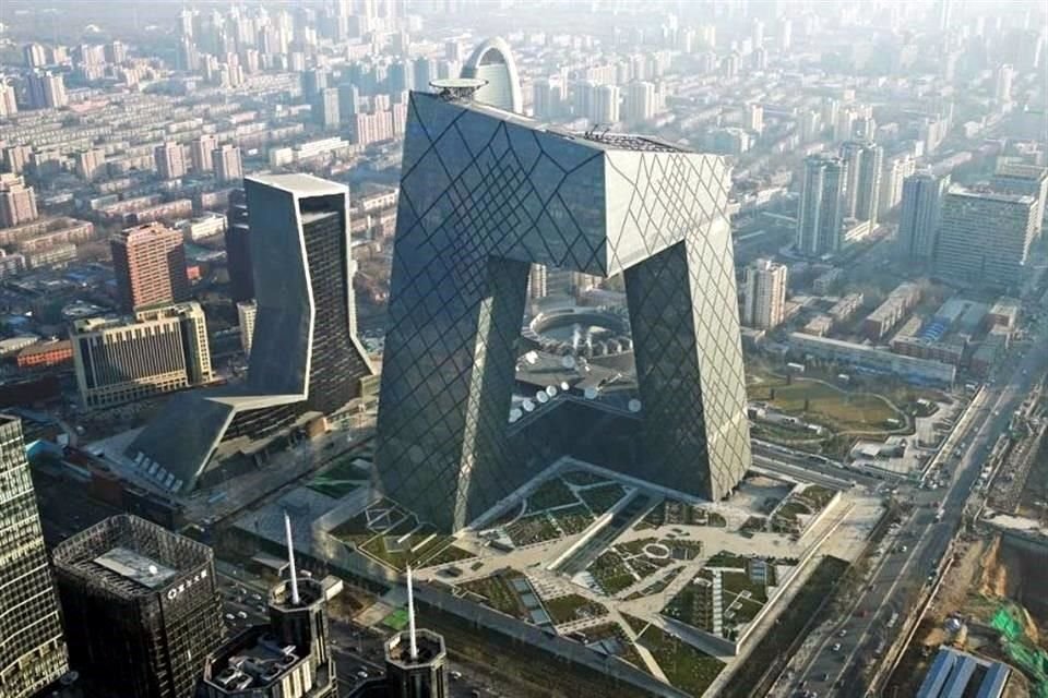 La Sede de la Televisión Central de China, inaugurada en el 2008, consiste en un lazo de seis secciones horizontales y verticales, las cuales permiten una fachada con un centro abierto.