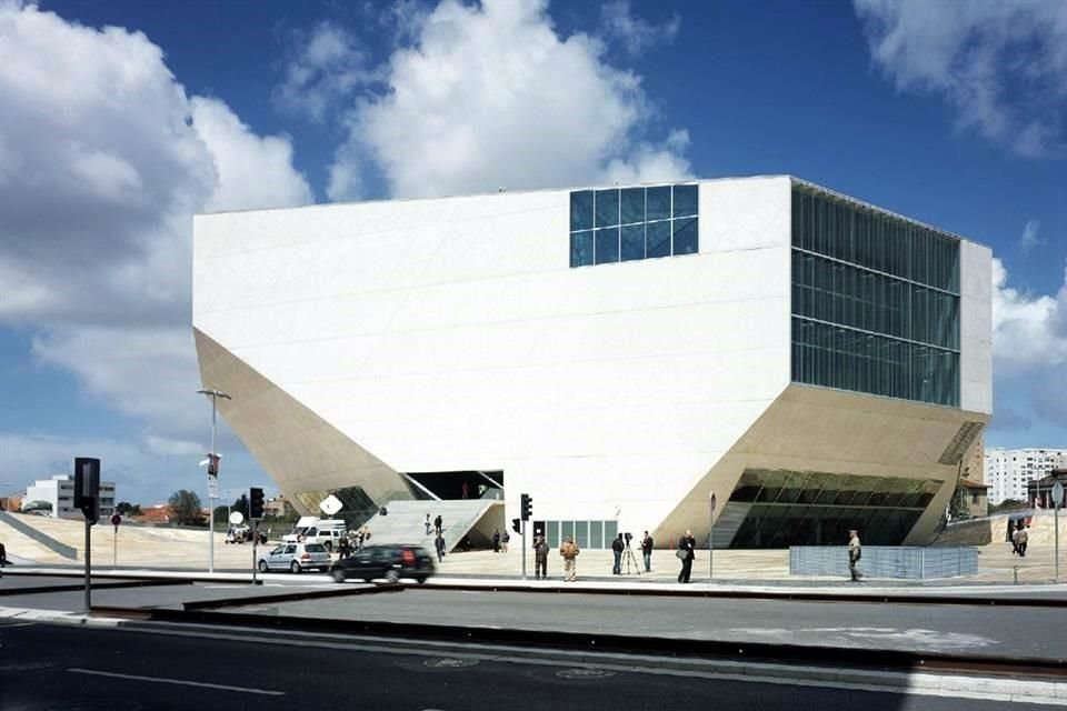 La Casa da Música, ubicada en la ciudad de Oporto, en Portugal, se asemeja a una caja deformada de concreto, con esquinas fuera del suelo y tajos generando terrazas.