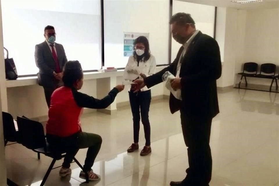 En los lugares donde no se han parado labores, se ordenó el uso obligatorio de cubrebocas y aplicación de alcohol en gel para el personal y público usuario.