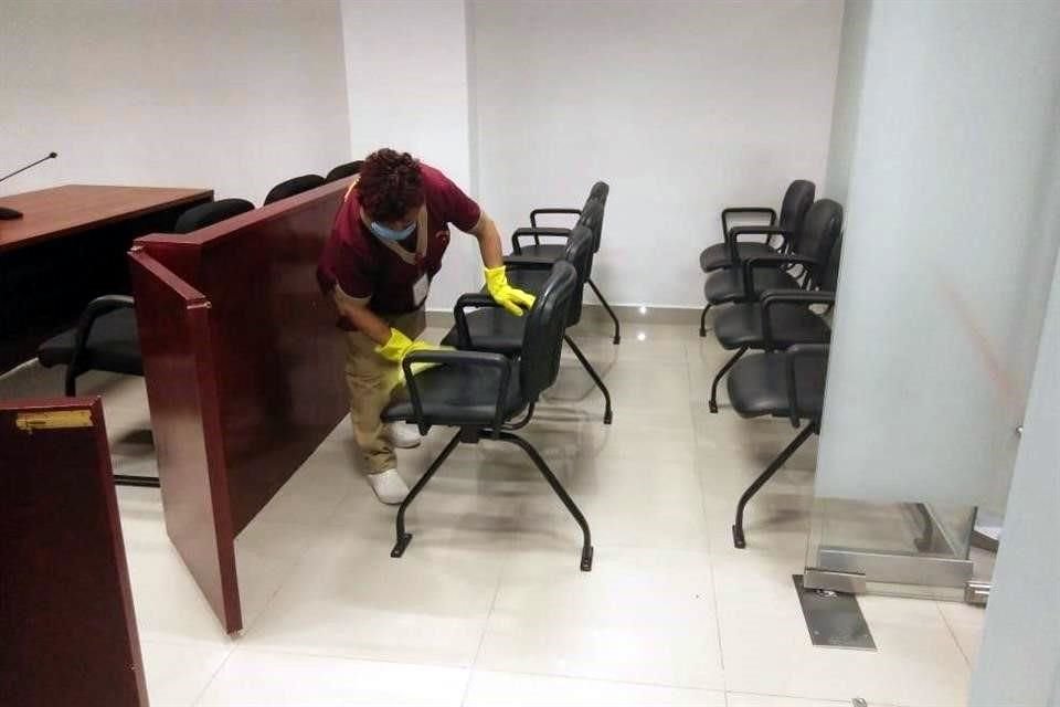 Al término de cada audiencia se realiza la desinfección patógena por aspersión con químicos no tóxicos para eliminar rastros de Covid-19 si hubiese.