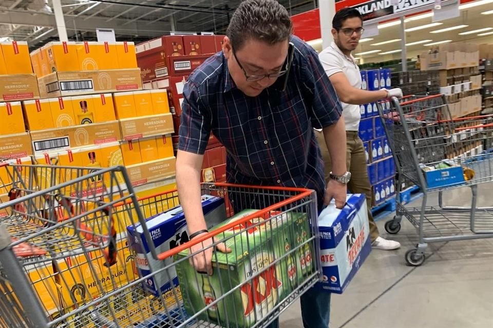 Ante el rumor de un posible paro de cerveceras por la contingencia del Covid-19, regios acuden a negocios para realizar compras de pánico.