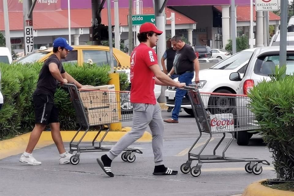 En HEB y Soriana ubicados en la carretera Nacional, decenas de personas comenzaron a llevar múltiples 12 pack de cerveza de diferentes marcas.