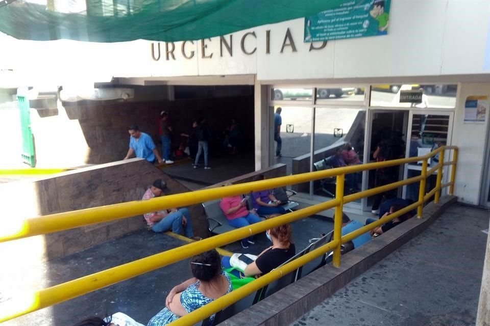 Familiares de pacientes en la clínica 45 del IMSS permanecen a la espera afuera de urgencias ya que el acceso al interior de la clínica quedó restringido.
