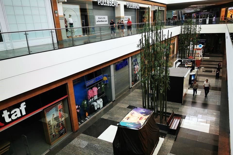 Centros comerciales lucen casi vacíos ante la contingencia sanitaria.