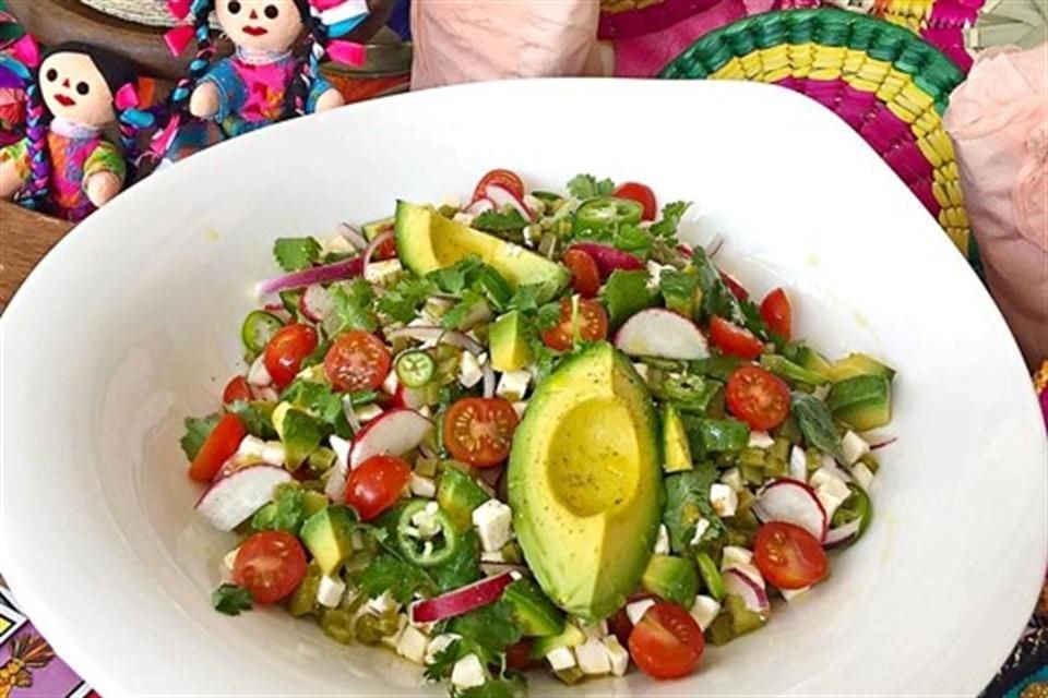 Ensalada de nopalitos con panela