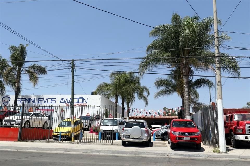 Ante el anuncio del cierre de comercios no indispensables, todavía se observan muchos abiertos en Zapopan.