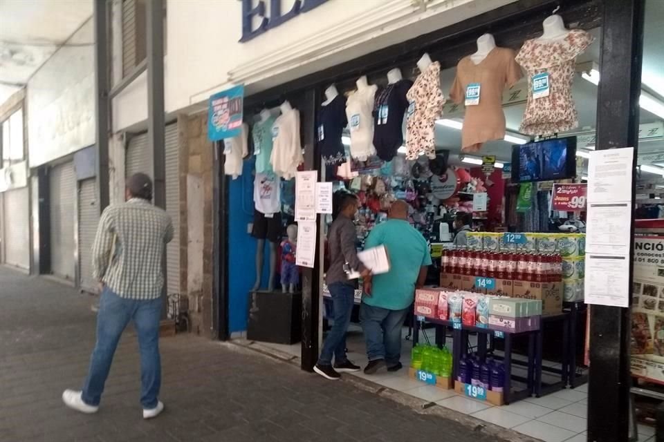 Los inspectores visitaron negocios del Centro de Guadalajara.