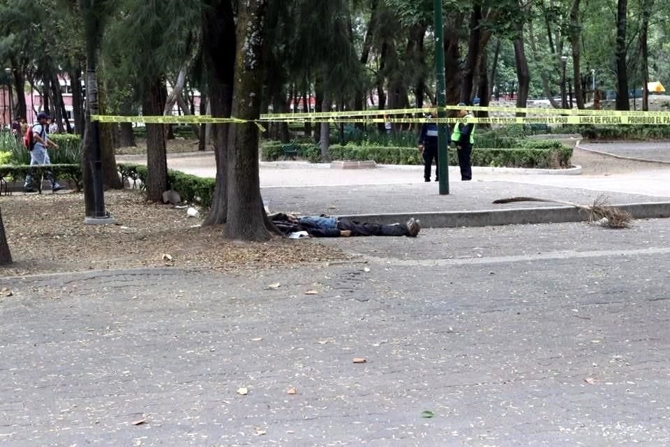 El cadáver fue encontrado esta tarde por vecinos, quienes reportaron el hallazgo a las autoridades.