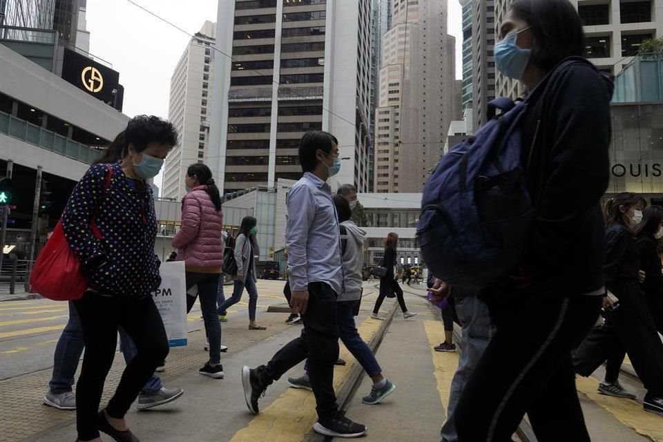 Personas caminan por las calles de Hong Kong.