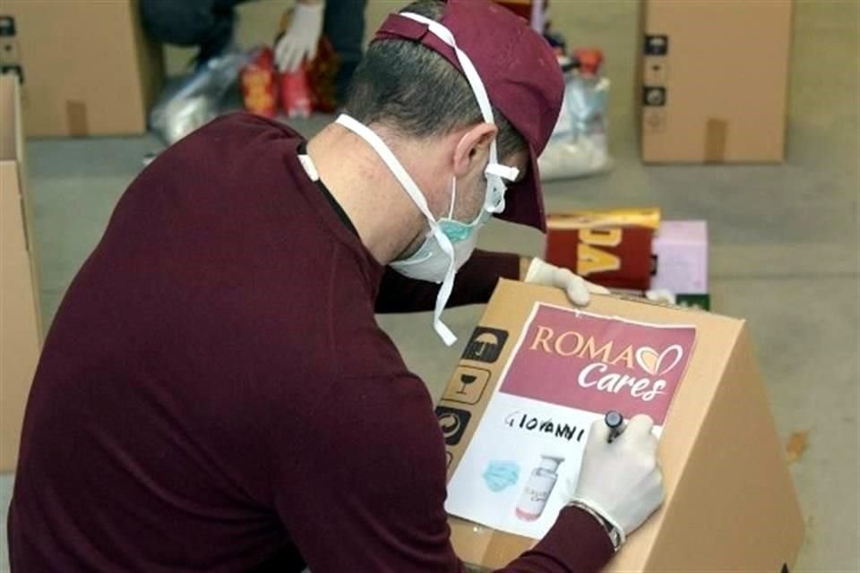 La Roma envió una caja con alimentos y suministros de higiene a sus abonados mayores de 75 años.