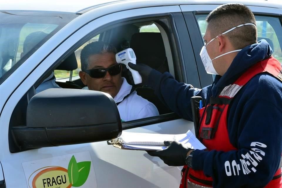Personal de seguridad realiza los cuestionarios a las personas que cruzan desde EU a Chihuahua.