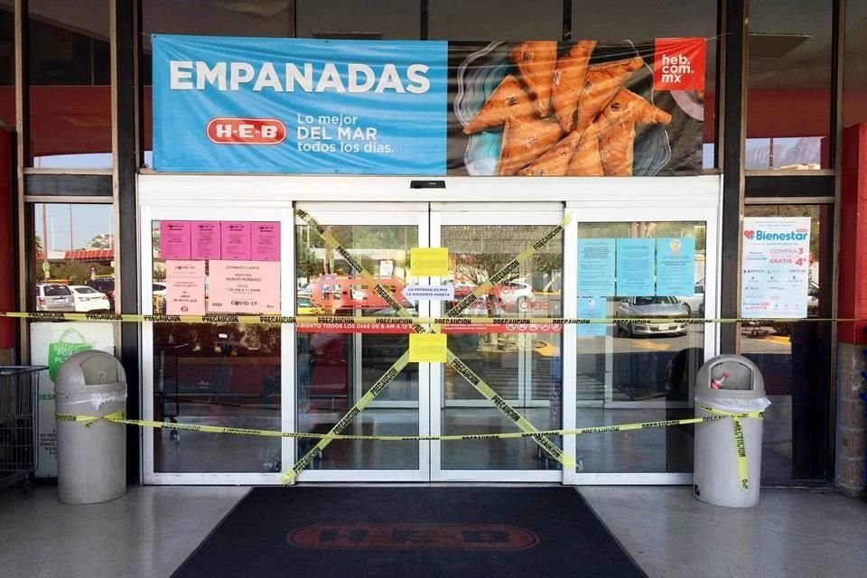 La cadena HEB cerró uno de sus dos accesos en sus tiendas, para un mayor control de la sana distancia y medidas de higiene