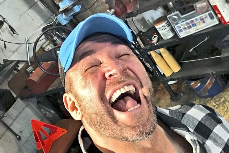 En la columna 'Automostris', Franky narra los objetos que encontró al ordenar la bodega de su taller.