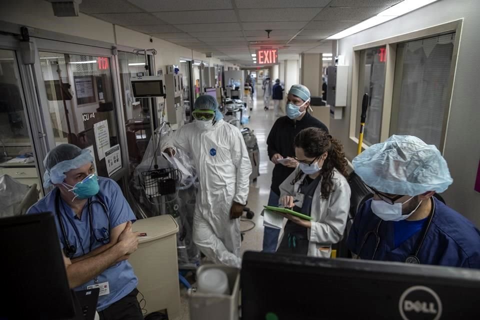 Joshua Rosenberg y personal de la unidad de cuidados intensivos conversan en el hospital.