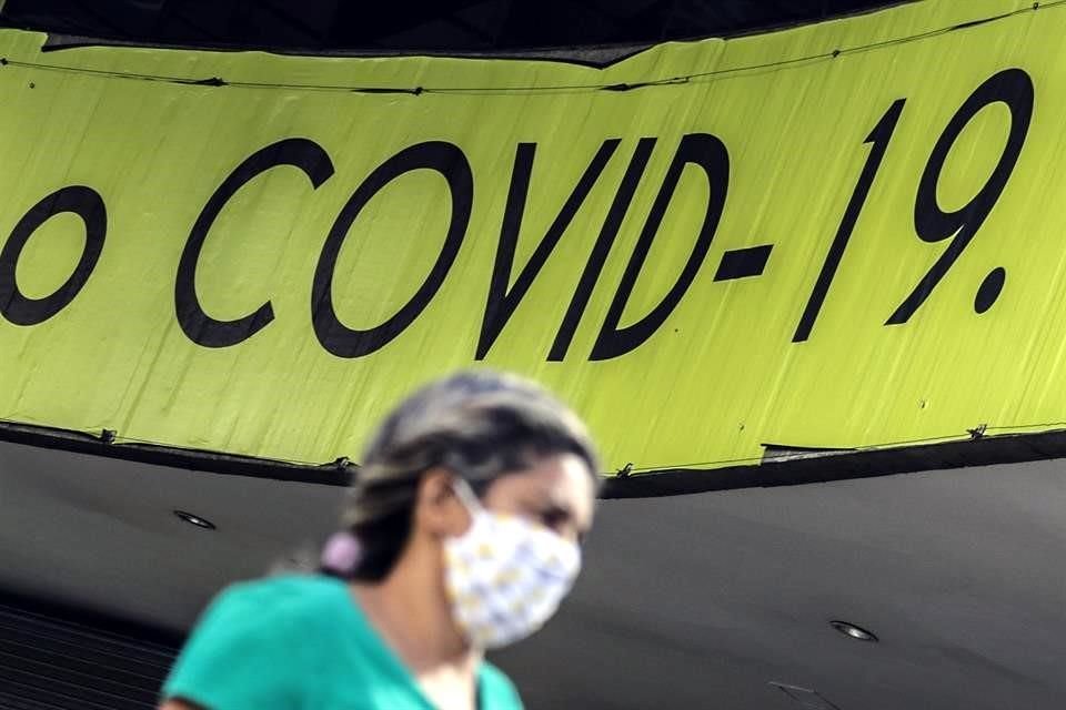 Una mujer porta una mascarilla mientras camina por una calle, en Sao Paulo, Brasil, el 4 de abril de 2020.