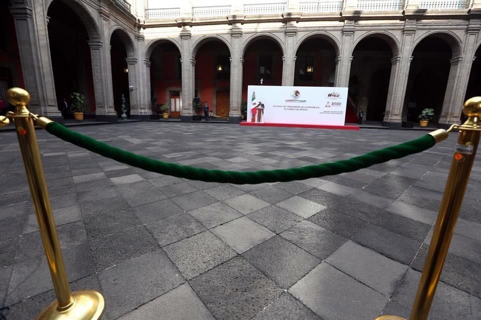 Desde el patio central de Palacio Nacional el Presidente rindió ayer un 'informe' al pueblo de México.