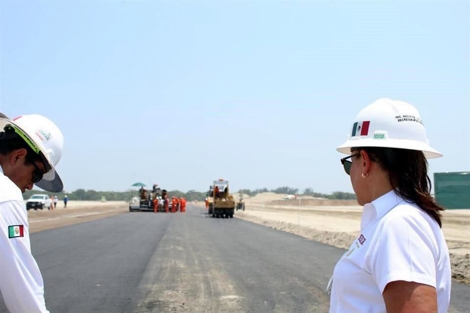 Pese a que los lunes presenta los avances en Santa Lucía y Dos Bocas, AMLO dijo que no informará porque falta autorización de Ssa en obras.