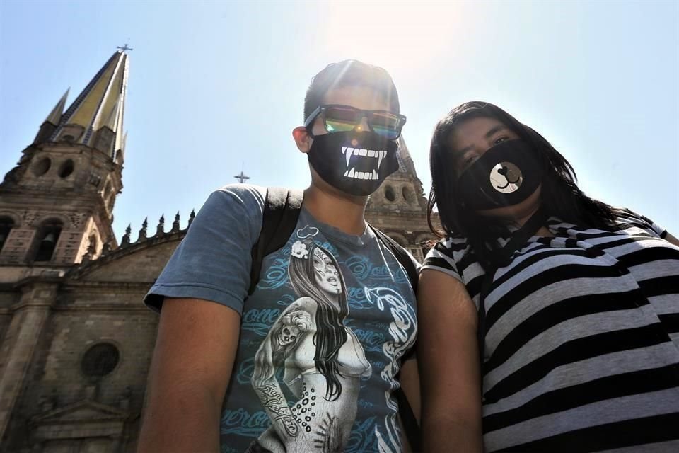 Básicos u originales, lo cierto es que los tapatíos que portan cubrebocas son cada vez más. Bryan y Paloma portan estos que adquirieron por $50.