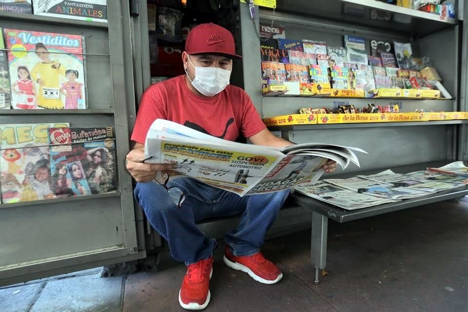 Rogelio Castañeda no deja su puesto de revistas y periódicos en Calzada Independencia y López Cotilla, eso sí, bien protegido.