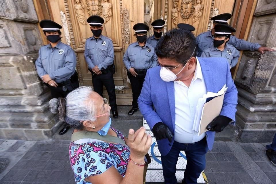 En Palacio de Gobierno, tanto vigilantes como representantes siguen las medidas, incluso, si van a recibir documentos también se previenen con guantes.