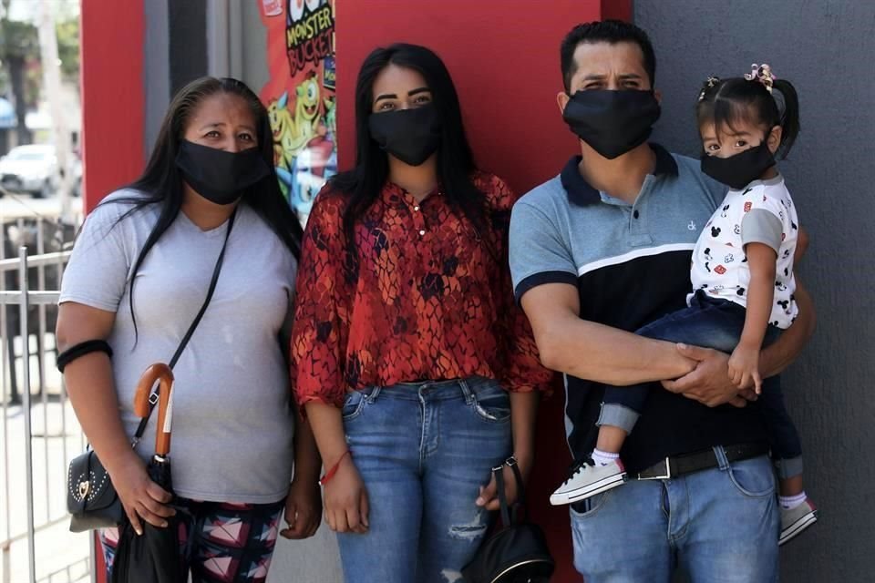 Aunque de momento no es obligatorio, cada vez más tapatíos portan cubrebocas ante coronavirus.