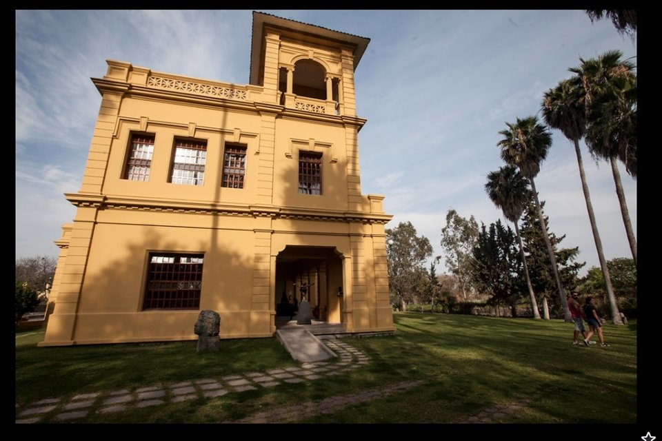 Centro Cultural González Gallo, en Chapala.