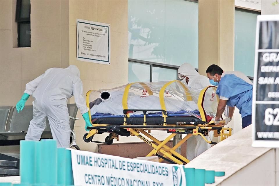 Un camillero sin equipo especial mueve a un contagiado de Covid-19 que llega al Centro Médico Siglo 21 del IMSS.