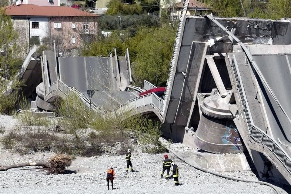 Un puente en Italia se derrumbó sobre el río Magra en Albiano Magra, en la Toscana, luego de que se desestimara una grieta el año pasado.