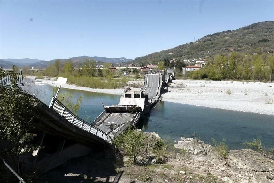 Un puente en Italia se derrumbó sobre el río Magra en Albiano Magra, en la Toscana, luego de que se desestimara una grieta el año pasado.