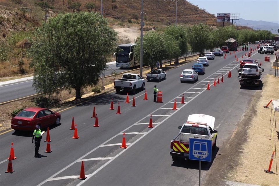 A la altura de Las Plazas Outlet, sólo está abierto uno de los dos carriles del sentido norte-sur de la vialidad debido a la instalación de un filtro sanitario y del operativo Salvando Vidas.